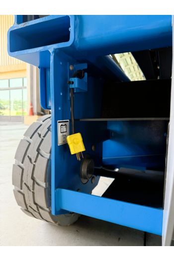 8m剪刀輪胎平台高空車